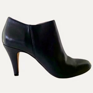 VINCE CAMUTO BLACK LEATHER ANKLE BOOTIES SZ 9.5 LIKE NEW